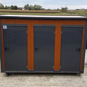 Contentor sanitário tipo pavilhão com cabine tripla